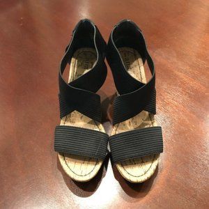 black elastic wedges